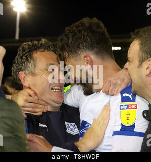 Nailsworth, UK. 13 Maggio, 2019. Micky Mellon manager di Tranmere Rovers celebra con uno dei suoi giocatori dopo il cielo EFL scommettere League 2 Play Off semifinale partita tra Forest Green Rovers e Tranmere Rovers al nuovo prato, Nailsworth, in Inghilterra il 13 maggio 2019. Foto di Dave Peters. Solo uso editoriale, è richiesta una licenza per uso commerciale. Nessun uso in scommesse, giochi o un singolo giocatore/club/league pubblicazioni. Credit: UK Sports Pics Ltd/Alamy Live News Foto Stock