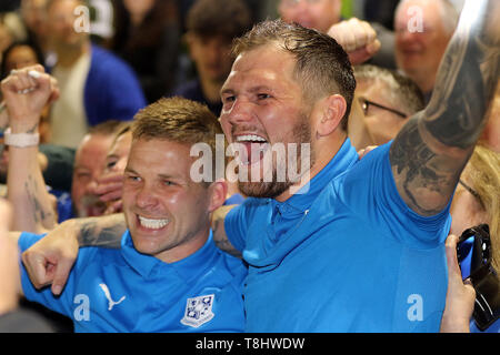 Nailsworth, UK. 13 Maggio, 2019. James Norwood di Tranmere Rovers destra e James Harris Tranmere Rovers celebrare dopo il cielo EFL scommettere League 2 Play Off semifinale partita tra Forest Green Rovers e Tranmere Rovers al nuovo prato, Nailsworth, in Inghilterra il 13 maggio 2019. Foto di Dave Peters. Solo uso editoriale, è richiesta una licenza per uso commerciale. Nessun uso in scommesse, giochi o un singolo giocatore/club/league pubblicazioni. Credit: UK Sports Pics Ltd/Alamy Live News Foto Stock