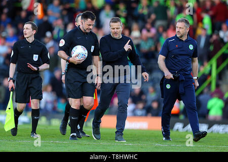 Nailsworth, UK. 13 Maggio, 2019. Mark Cooper manager di Forest Green Rovers fa un punto per i funzionari durante il cielo EFL scommettere League 2 Play Off semifinale partita tra Forest Green Rovers e Tranmere Rovers al nuovo prato, Nailsworth, in Inghilterra il 13 maggio 2019. Foto di Dave Peters. Solo uso editoriale, è richiesta una licenza per uso commerciale. Nessun uso in scommesse, giochi o un singolo giocatore/club/league pubblicazioni. Credit: UK Sports Pics Ltd/Alamy Live News Foto Stock