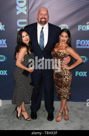 New York, NY, STATI UNITI D'AMERICA. 13 Maggio, 2019. Brie Bella e Nikki Bella con Paolo 'Big Show' Wight al Fox 2019 in anticipo al Wollman Rink di Central Park di New York City il 13 maggio 2019. Credito: Diego Corredor/media/punzone Alamy Live News Foto Stock