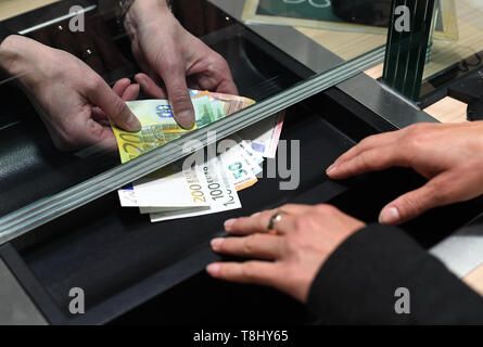 Garmisch Partenkirchen, Germania. Il 10 maggio, 2019. Una donna può essere pagato in contanti in una filiale di banca al contatore. Il BGH chiarisce se le banche possono raccogliere una tassa per i depositi e i prelievi presso il contatore. Credito: Angelika Warmuth/dpa/Alamy Live News Foto Stock