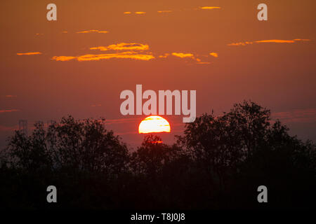 Billingham, Stockton on Tees, Regno Unito. 14 maggio 2019. Meteo: il sole sorge su Charlton stagno su un glorioso Martedì in Billingham, a nord-est dell' Inghilterra. Credito: Alan Dawson/Alamy Live News Foto Stock