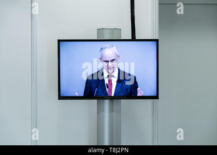 Essen, Germania. 14 Maggio, 2019. Il discorso di Johannes Teyssen, CEO di E.ON, sarà trasmesso in televisione nel Gruga Hall durante il modulo AGM. Secondo il CEO Johannes Teyssen, fornitore di energia Eon sta facendo buoni progressi nel preparare il Innogy acquisizione. Credito: Marcel Kusch/dpa/Alamy Live News Foto Stock