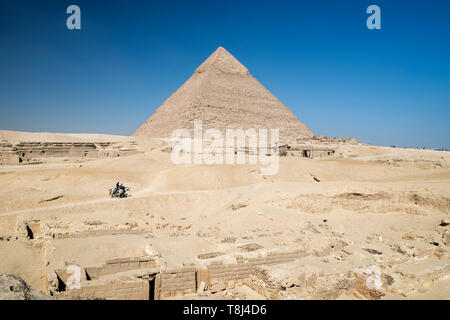 Due persone a cavallo nei pressi di Piramidi, altopiano di Giza vicino al Cairo, Egitto Foto Stock