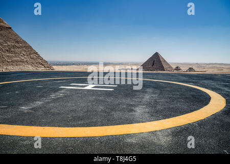 Eliporto vicino alle piramidi, altopiano di Giza vicino al Cairo, Egitto Foto Stock