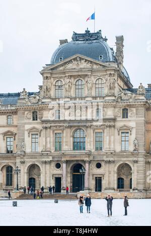 Francia, Parigi, il museo diu Louvre sotto la neve Foto Stock