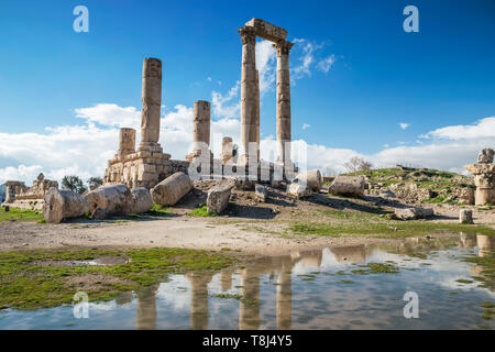 Tempio di riflessioni in una pozza d'acqua, la cittadella di Amman, Amman, Giordania Foto Stock