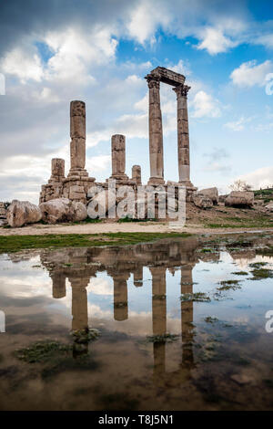 Tempio di Ercole si riflette in una pozza d'acqua, Amman, Giordania Foto Stock