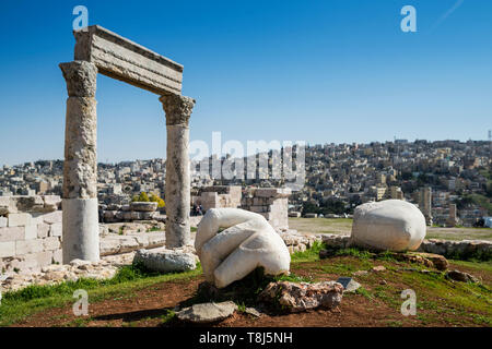 Mano di Ercole e rovine del tempio presso la cittadella di Amman, Amman, Giordania Foto Stock