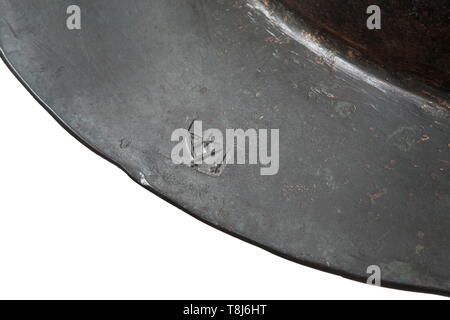 Un legionario romano del casco di Montefortino/Buggenum tipo, I secolo A.C. - I secolo d.c. bronzo con verdastro-patina brunastra. Un pezzo del cranio semicircolare, spin-formato, inseguita e con tipici a forma di testa di fungo terminale in alto. Il bordo leggermente svasato nella parte anteriore e sui lati, terminante in una breve protezione collo sul retro. Su entrambi i lati e la protezione collo un foro del rivetto, la cerniera originale sul lato destro rimanente. La protezione collo colpito con due maker's contrassegni. Altezza 17,2 cm, peso 876 g. Provenienza: Axel Guttmann raccolta, pubblicato in: Marcus Junkelmann,, Additional-Rights-Clearance-Info-Not-Available Foto Stock