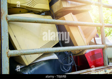 Rifiuti elettronici pacco insieme monitor, stampante, computer desktop per in attesa di essere riciclati. Realizzato in materiale plastico, rame, vetro può essere riutilizzato. Su Foto Stock