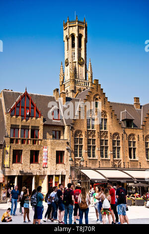 Gruppo di giovani adulti che si levano insieme in una visita guidata della storica città vecchia circondata da architettura medievale, Bruges, Belgio, Europa. Foto Stock