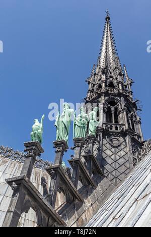 Francia, Parigi, zona elencata come patrimonio mondiale dall'UNESCO, la cattedrale di Notre Dame in città isola, le statue degli Apostoli e la guglia Foto Stock