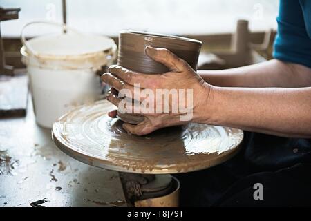 Un laccio maker e ceramista creare opere d'arte. Mani vista superiore Foto Stock