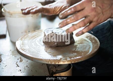 Un laccio maker e ceramista creare opere d'arte. Mani vista superiore Foto Stock