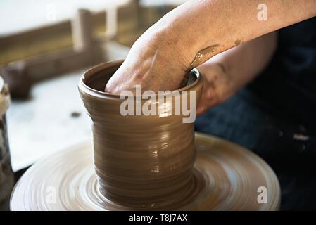 Un laccio maker e ceramista creare opere d'arte. Mani vista superiore Foto Stock