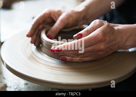 Un laccio maker e ceramista creare opere d'arte. Mani vista superiore Foto Stock