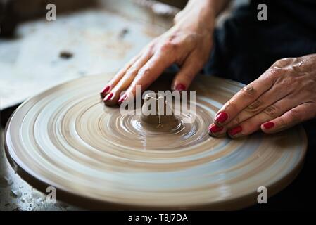 Un laccio maker e ceramista creare opere d'arte. Mani vista superiore Foto Stock