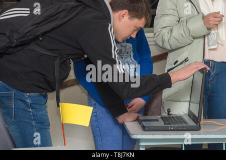 Chapaevsk, regione di Samara, Russia - 16 Novembre 2018: College in città Chapaevsk. Studente sporgendoti guardando una schermata di un laptop Foto Stock