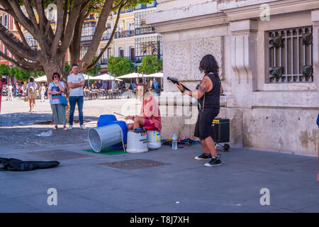 Siviglia, Spagna 8 maggio 2019 Buskers a cantare e suonare la chitarra e percussioni Foto Stock