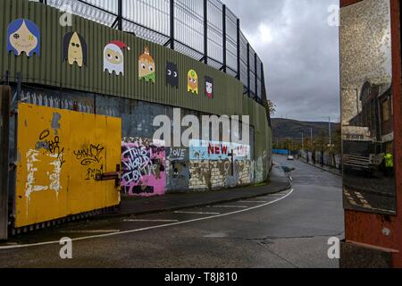 Regno Unito e Irlanda del Nord, Belfast, la parete che separa la cattolica area repubblicana di Falls Road e i protestanti lealisti area di Shankill Foto Stock