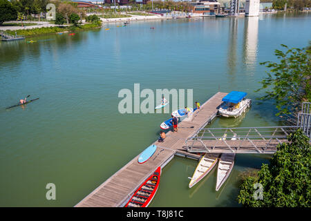 Siviglia, Spagna 8 maggio 2019 i canottieri lungo il fiume Guadalquivir, Siviglia, Foto Stock