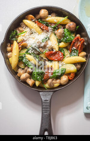 Gli gnocchi di patate, spinaci, pomodori secchi e zucchine in salsa di formaggio Foto Stock