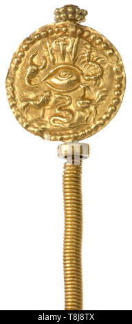 Un Dorato cloakpin romano, 3rd/iv secolo robusto, leggermente il perno conico, la metà superiore avvolto con delicate con filo di oro. Un disco in lamiera di oro con finemente inseguito decoro di un occhio centrale circondato da figure di animali (vincolato in modo mobile al terminale superiore). Il Terminale per tenda impostato con perle di filigrana. Lunghezza 14 cm, peso 8,1 g. storica, storica, Impero Romano, il mondo antico, antichità il mondo antico, Additional-Rights-Clearance-Info-Not-Available Foto Stock