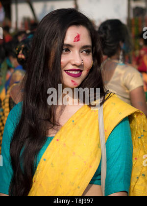 Rabindra Bharati studenti universitari celebra "Basanta Utsav' a loro campus in Kolkata. Foto Stock