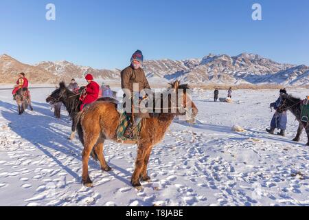 La Mongolia Mongolia occidentale, Khvod Provincia, Mankhan villaggio, mongoli sui cavalli Foto Stock