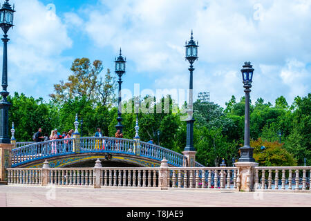 Siviglia Spagna 8 maggio 2019 il Plaza de Espania è un quadrato situato nel Parco di Siviglia costruito nel 1928 per l'Esposizione Iberoamericana del 1929. Foto Stock
