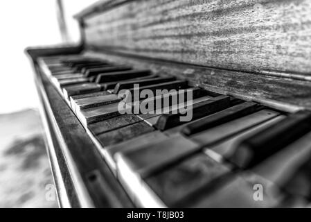 Vecchio rovinato tasti di pianoforte in bianco e nero Foto Stock