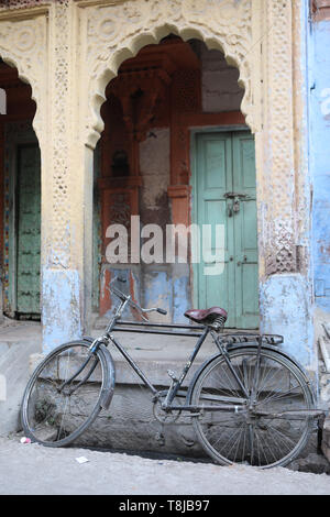 Facciata indiano con colorati tipici porta indiano Foto Stock