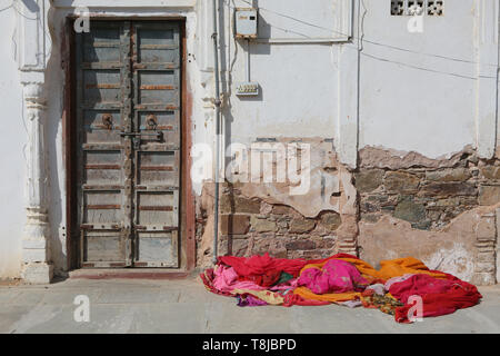 Facciata indiano con colorati tipici porta indiano Foto Stock