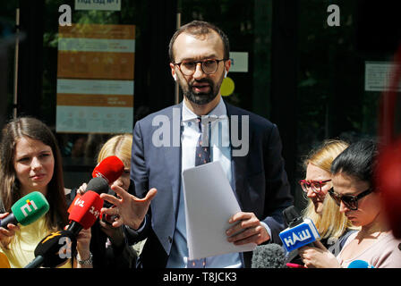 Legislatore ucraino Serhiy Leshchenko visto parlando ai giornalisti durante la sua visita. Leshchenko sostiene che il Procuratore Generale di Ucraina Yuri Lutsenko fuorviato avvocato del presidente americano Donald Trump ed ex sindaco di New York Rudy Giuliani che Leshchenko è stato condannato di immischiarsi nelle 2016 elezioni presidenziali negli Stati Uniti, durante la sua visita in appello corte amministrativa di Kiev. Foto Stock