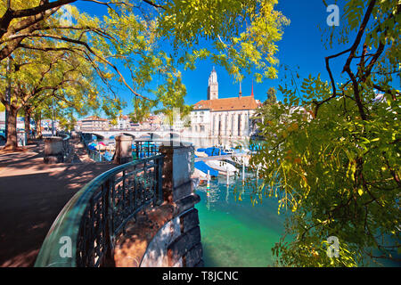 Zurigo waterfront Limmat e punti di riferimento in vista colorate, la più grande città della Svizzera Foto Stock