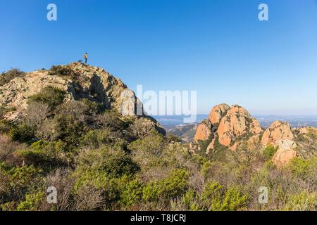 Francia, Var, Agay comune di Saint Raphael Esterel Massif, visto da Cap Roux sul vertice di Saint Pilon (442m), la fascia costiera della Corniche de l'Esterel e in background Antheor e cappuccio du Dramont Foto Stock