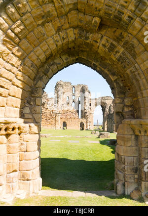 Vista incorniciata di Tynemouth Priory, North East England, Regno Unito Foto Stock