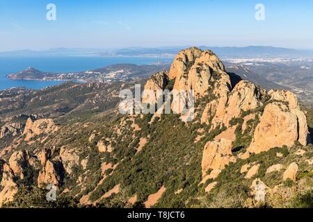 Francia, Var, Agay comune di Saint Raphael Esterel Massif visto da Cap Roux sul vertice di Saint Pilon (442m), la fascia costiera della Corniche de l'Esterel e in background Agay e cappuccio du Dramont Foto Stock