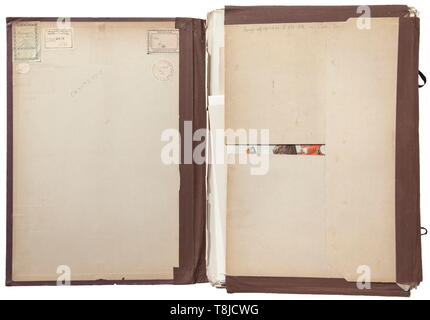 Una cartella con 91 di grandi dimensioni chromolithographs dell'esercito russo, circa 1880 raffigurazioni di ufficiali e soldati provenienti da vari reggimenti. Edizione con il titolo (tr). 'alterazioni in uniforme e attrezzature dell'esercito russo sotto l'imperatore Alexander Nikolaevich 1874-1876". Incollato all'interno varie etichette come uno dalla biblioteca del 2° Brigata di artiglieria. Prevalentemente buone condizioni. A pochi fogli macchiati o tagliare i bordi parzialmente danneggiato. Dimensione dei fogli per lo più di 46 x 34 cm. Rare. storica, storica del XIX secolo, Additional-Rights-Clearance-Info-Not-Available Foto Stock