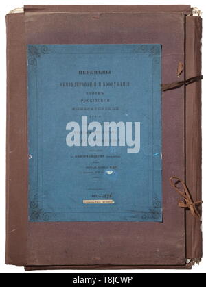 Una cartella con 91 di grandi dimensioni chromolithographs dell'esercito russo, circa 1880 raffigurazioni di ufficiali e soldati provenienti da vari reggimenti. Edizione con il titolo (tr). 'alterazioni in uniforme e attrezzature dell'esercito russo sotto l'imperatore Alexander Nikolaevich 1874-1876". Incollato all'interno varie etichette come uno dalla biblioteca del 2° Brigata di artiglieria. Prevalentemente buone condizioni. A pochi fogli macchiati o tagliare i bordi parzialmente danneggiato. Dimensione dei fogli per lo più di 46 x 34 cm. Rare. storica, storica del XIX secolo, Additional-Rights-Clearance-Info-Not-Available Foto Stock