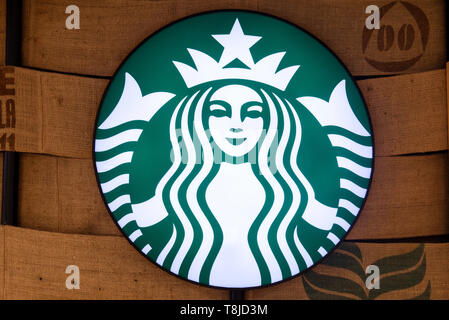 Multinazionale Americana la catena Starbucks Coffee logo che si vede in Hong Kong. Foto Stock