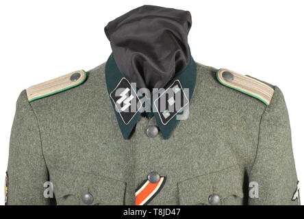 Una tunica di campo per un Untersturmführer delle truppe di montagna campo grigio in panno di lana con verde scuro e collare di campo pulsanti grigio, marrone camicia di seta con apertura per il Sidearm orrendo, la tasca interna con un sarto di dimensione di etichetta. Cucita in schede di spalla con verde di colori adiacenti. Il collare nero patch con continuo cavo di argento, il lato destro con un argento ricamato rune. Argento manicotto di tessuto eagle (parzialmente distaccata) su una base nera. Macchina-manicotto ricamato Edelweiß su un fondo nero, croce di ferro di seconda classe ribbon ad asola, ordini di loop. Tra cui un'esperienza fotografica di , Editorial-Use-solo Foto Stock