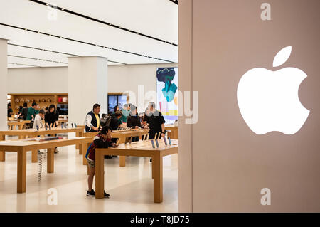 I clienti visto presso una multinazionale americana azienda di tecnologia Apple store e il logo di Hong Kong. Foto Stock