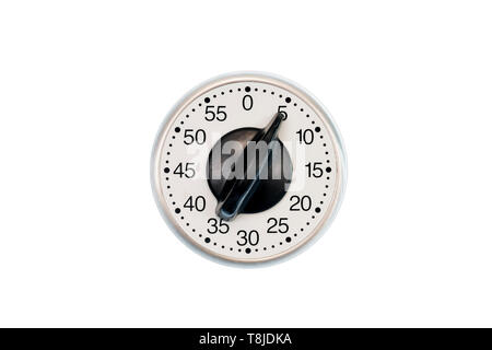 Inquadratura orizzontale di una cucina time set per 5 minuti. Centrato. Isolato su bianco. Copia dello spazio. Foto Stock