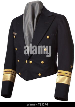 Vizeadmiral Matthias - un pasticcio camicia per l'abito uniforme molto belle marina panno blu con il Fuoco Dorato pulsanti Ancoraggio, nero Fodera in seta con sarto e nome etichetta (tr). 'Contatore Admiral W. Matthias' dei poliziotti negozio uniforme della Kriegsmarine in Kiel datata 1942. Ricamato in oro Eagle ed il ramo distinzioni, golden strisce a manicotto, medaglia anse ecc per il tedesco della croce. Walther Matthias (1880 - 1960) uniti alla marina imperiale come allievo ufficiale nel 1900, 1903 alfiere, 1914 tenente comandante nell'Admiral's personale, 1919 corvette capitano e terza Admiral's staff officer presso , Editorial-Use-solo Foto Stock