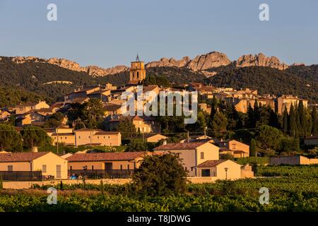 Francia, Vaucluse, il villaggio di Sablet con le Dentelles de Montmirail in background Foto Stock