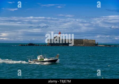 Francia, Herault, Agde, capo di Agde, forte di Brescou con una barca da pesca in primo piano Foto Stock
