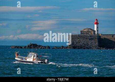 Francia, Herault, Agde, capo di Agde, forte di Brescou con una barca da pesca in primo piano Foto Stock