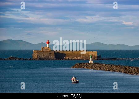 Francia, Herault, Agde, capo di Agde, forte di Brescou con i Pirenei in background Foto Stock